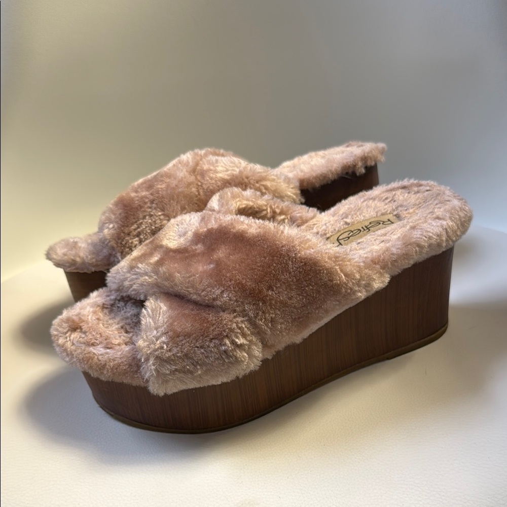 Refresh Women's Fuzzy Tan Slippers
